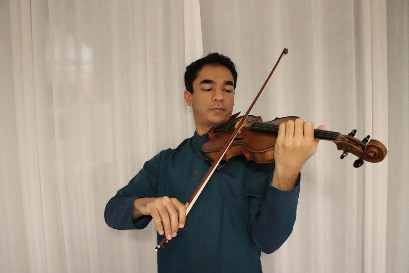 How to hold the violin